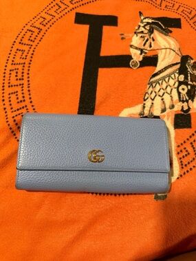 Gucci long wallet pre loved the blue is like a baby blue much prettier